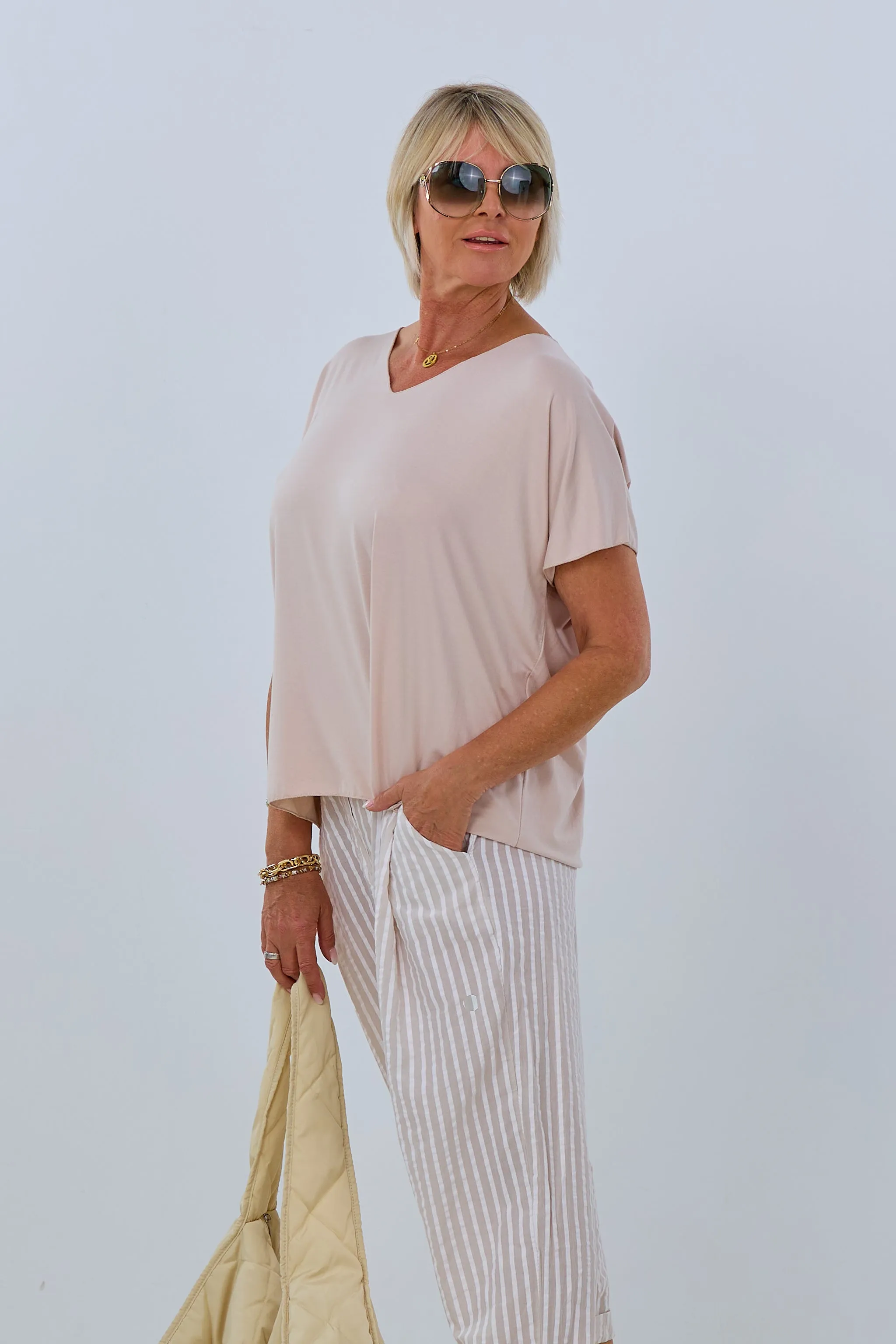 kurzarm Basic Shirt mit V-Ausschnitt, beige